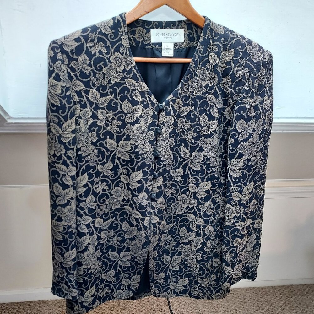 Elegant tailored lined women's jacket!